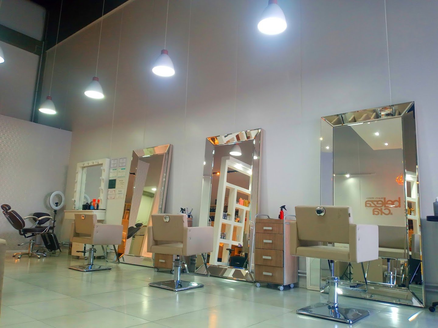 Estações de cabelo com espelhos do Beleza e Cia Beauty Studio, em Santa Felicidade, Curitiba