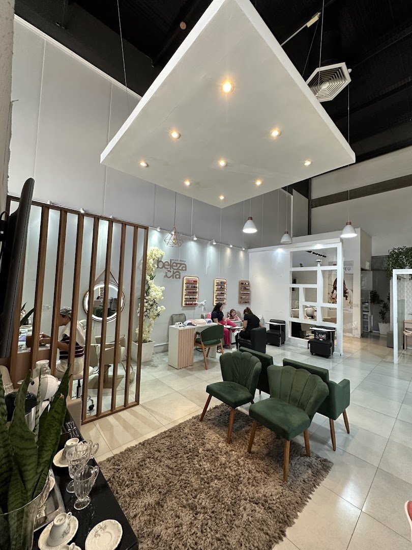 Atendimento de manicure no Beleza e Cia Beauty Studio